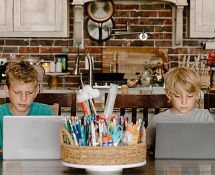 Students choosing online high school programs